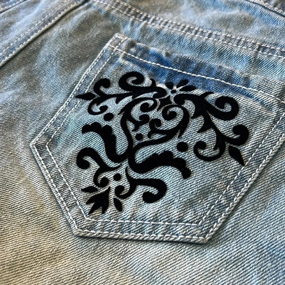 Material Girl light wash jean shorts with black  velvet embellishments. Size‎ 7 - Picture 6 of 9